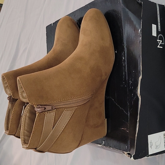 New Directions wedge booties New With Box 8 cognac tan suede - Picture 3 of 8